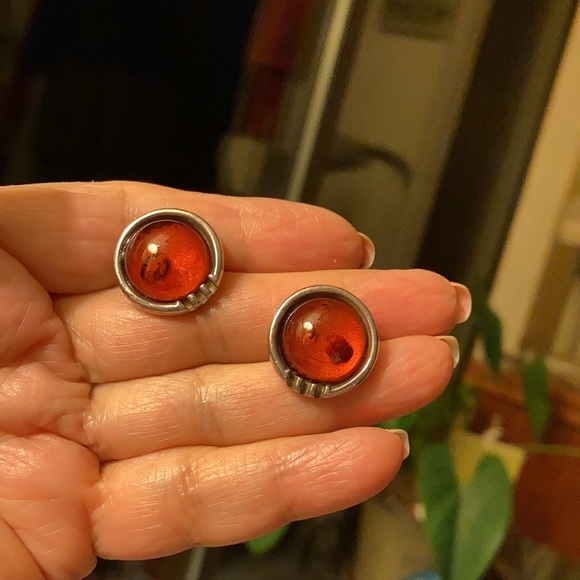 Vintage amber button earrings set in gold electroplated silver. - Picture 3 of 4